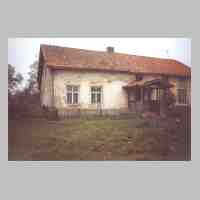 092-1010 Schiewenau 1997 - Dieses alte Haus hat den Krieg ueberstanden. Die Wiese ist -Friedhof- fuer getoete Landsleute gewsen, durch Folter oder Hunger.jpg